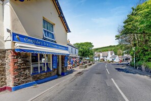 A street with a building labeled 'Grey's Ice Cream Parlour' on the left.