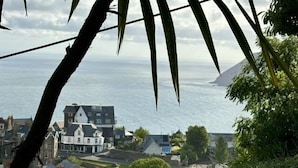 A coastal town with a view of the sea and houses with varying architectural styles. - 3 Bed in Lynton (oc-n28090) (Lynmouth)