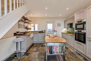 Microwave, oven, dishwasher, cookware/dishes/utensils - 3 Bed in Lynton (oc-n28090) (Lynmouth)