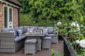 Outdoor dining - 2 Bed in Bournemouth (oc-t28072) (Bournemouth)