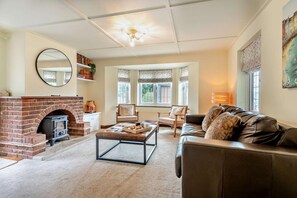 TV, fireplace - 2 Bed in Bournemouth (oc-t28072) (Bournemouth)