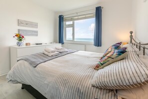 Iron/ironing board, free WiFi, bed sheets - 2 Bed in Newquay (oc-a28105) (Newquay)