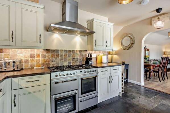 Mikroaaltouuni, uuni, astianpesukone, syöttötuoli