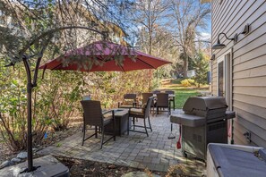 Outdoor dining - 2-Bedroom Spa Retreat with Hot Tub near Lake (Minneapolis)
