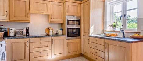 ميكروويف، فرن، غسالة أطباق، كرسي للأطفال