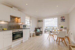 Microwave, oven, dishwasher, high chair - 2 Bed in Whitstable (oc-b28125) (Whitstable)