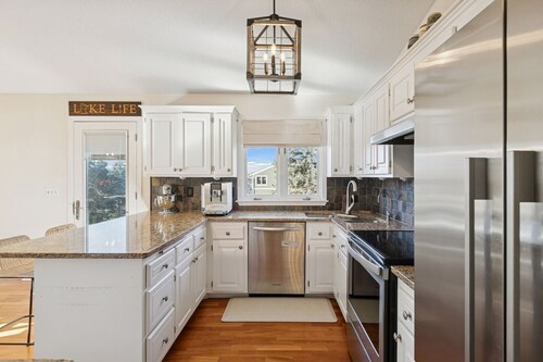Perfect 3-BR Suite with Hot Tub, Lake Views & Sunsets