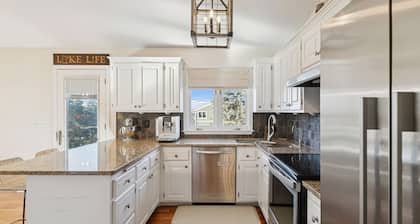 Perfect 3-BR Suite with Hot Tub, Lake Views & Sunsets
