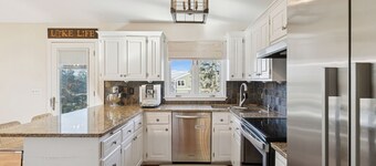 Perfect 3-BR Suite with Hot Tub, Lake Views & Sunsets