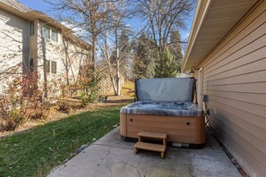 Outdoor spa tub - Perfect 3-BR Suite with Hot Tub, Lake Views & Sunsets (Minneapolis)