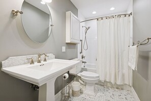 Bathroom - Perfect 3-BR Suite with Hot Tub, Lake Views & Sunsets (Minneapolis)