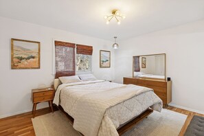 Room - Perfect 3-BR Suite with Hot Tub, Lake Views & Sunsets (Minneapolis)