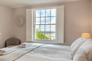 Cuna de viaje, wifi gratis y ropa de cama 