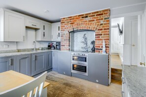 Microwave, oven, dishwasher, high chair - 3 Bed in Whitstable (oc-o28123) (Whitstable)