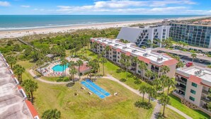 Ein Resort mit Pool, Palmen und Blick auf den Strand.