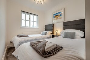 3 bedrooms, iron/ironing board, free WiFi, bed sheets - 3 Bed in Padstow (oc-c28137) (Padstow)