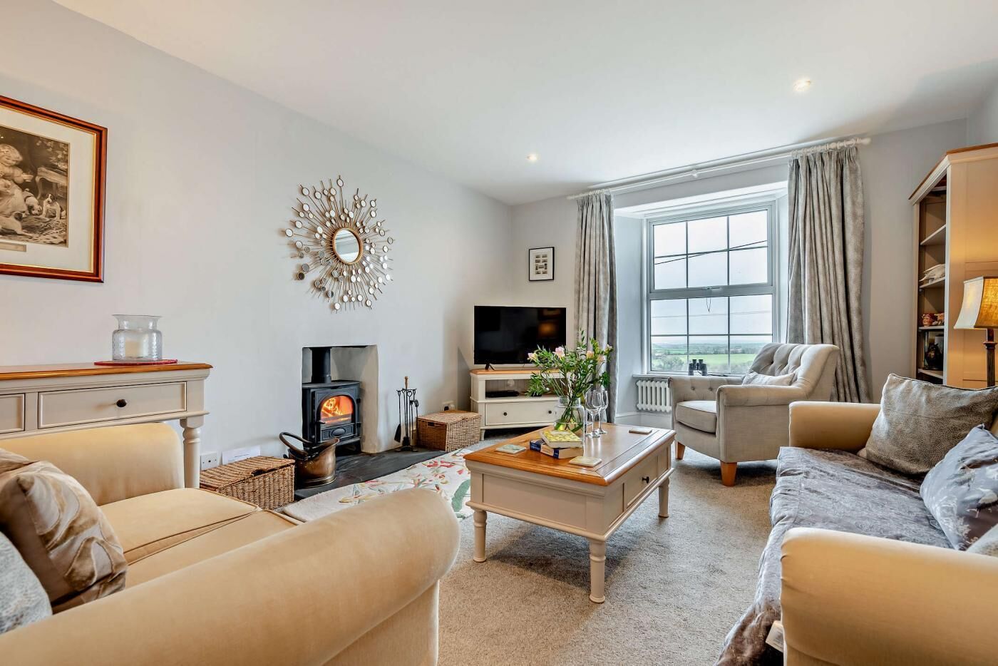 Een televisie en een open haard