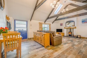 TV, fireplace - 1 Bed in St. Tudy (oc-t28171) (Michaelstow)