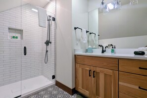 淋浴设施、吹风机、毛巾、肥皂