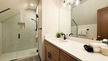 Regadera, secadora de cabello, toallas