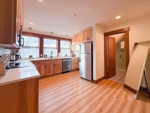 Fridge, microwave, oven, stovetop - Dog-Friendly, Sophisticated, & Chic Designer Suite (Newberg)