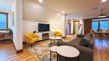 Televisión y chimenea