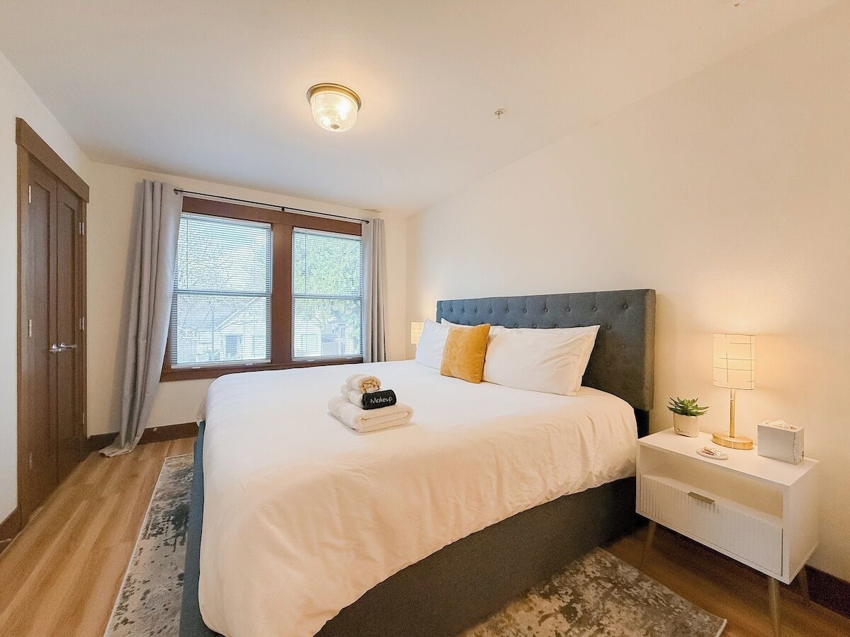 Planxa i posts de planxar, wifi i roba de llit 