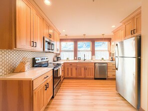 Fridge, microwave, oven, stovetop - Dog-Friendly, Sophisticated, & Chic Designer Suite (Newberg)