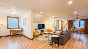 Televisión y chimenea