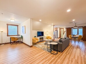 TV, fireplace - Dog-Friendly, Sophisticated, & Chic Designer Suite (Newberg)