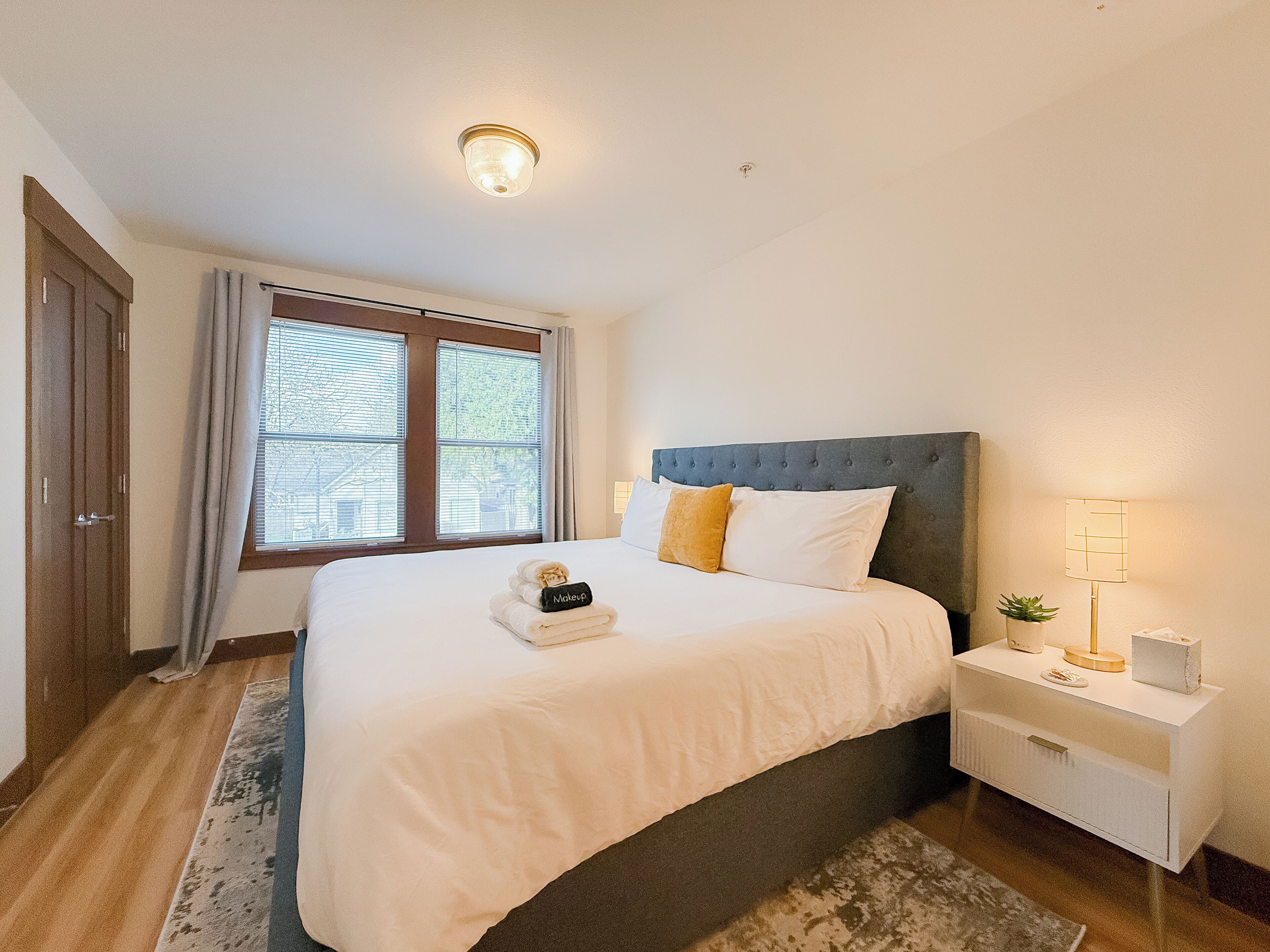 Iron/ironing board, WiFi, bed sheets