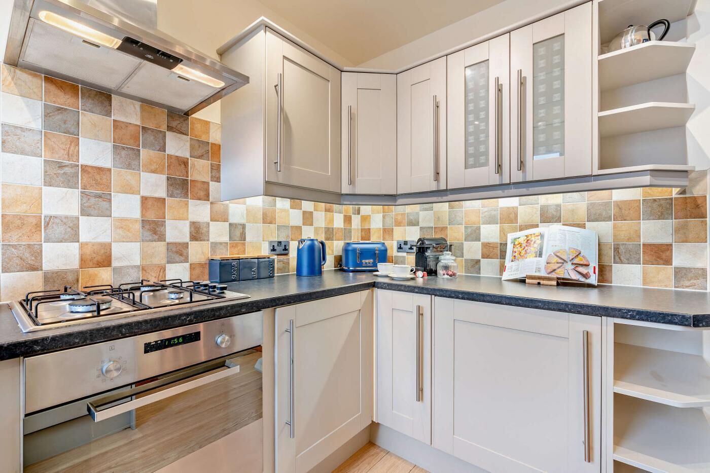 فرن، غسالة أطباق، كرسي للأطفال، مستلزمات طهي/أطباق/أوعية