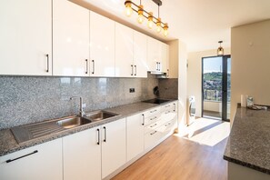 Fridge, microwave, oven, dishwasher - GuestReady - Seaview Escape (Câmara de Lobos)