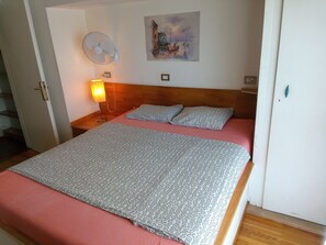 Room, 1 Bedroom, Smoking, Balcony - Room-waterfront Private Room, own Bathro (Thessaloniki)