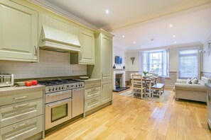 Microwave, oven, dishwasher, cookware/dishes/utensils - 4 Bed in Sidmouth (oc-l28234) (Sidmouth)