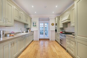 Microwave, oven, dishwasher, high chair - 4 Bed in Sidmouth (oc-l28234) (Sidmouth)