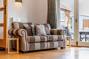 TV, fireplace - 3 Bed in Ringstead (oc-16726) (Ringstead)