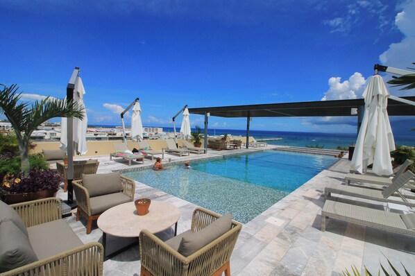 Outdoor pool, pool umbrellas, sun loungers - Joy Apt with rooftop and panoramic views (Playa del Carmen)