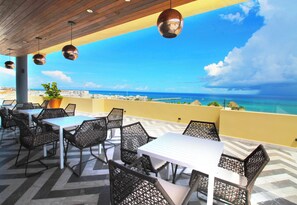 Poolside bar - Joy Apt with rooftop and panoramic views (Playa del Carmen)