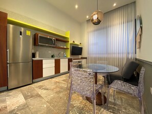 Departamento Deluxe, vista a la ciudad, torre | Área de sala de estar | Televisión de plasma