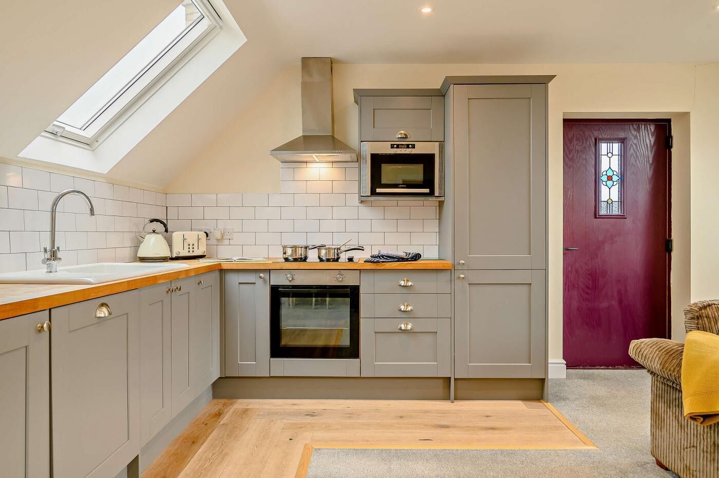 Opvaskemaskine, højstol, køkkentøj/tallerkener/redskaber