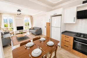 Fridge, microwave, oven, dishwasher - Villa Serafina - Four Bedroom Villa, Sleeps 8 (Mergenli)