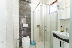 Shower, hair dryer, towels - Villa Serafina - Four Bedroom Villa, Sleeps 8 (Mergenli)