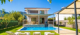 Villa Serafina - Four Bedroom Villa, Sleeps 8