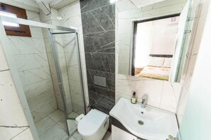 Chuveiro, secador de cabelo, toalhas de banho 