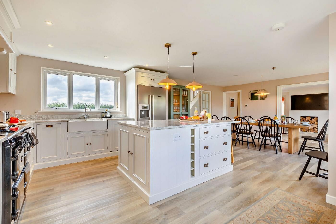 Een microgolfoven, een vaatwasser, een kinderstoel