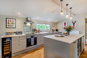 Microondas, horno, lavavajillas y trona infantil