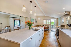 Microondas, horno, lavavajillas y trona infantil