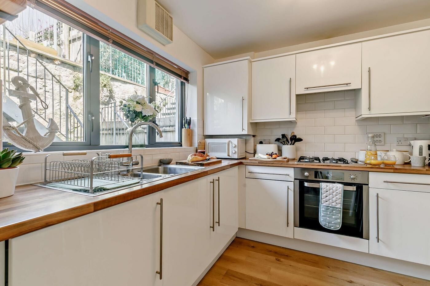 微波炉、烤箱、高脚椅、厨具/餐具