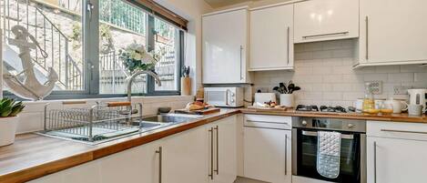 微波炉、烤箱、高脚椅、厨具/餐具